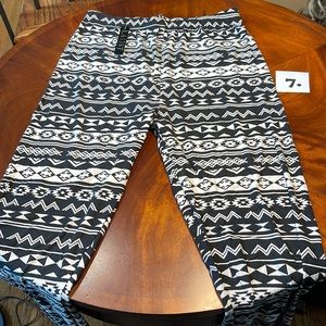 Plus Size LA12ST Leggings. WHITE & BLACK. Decorative Design new never worn Box 1